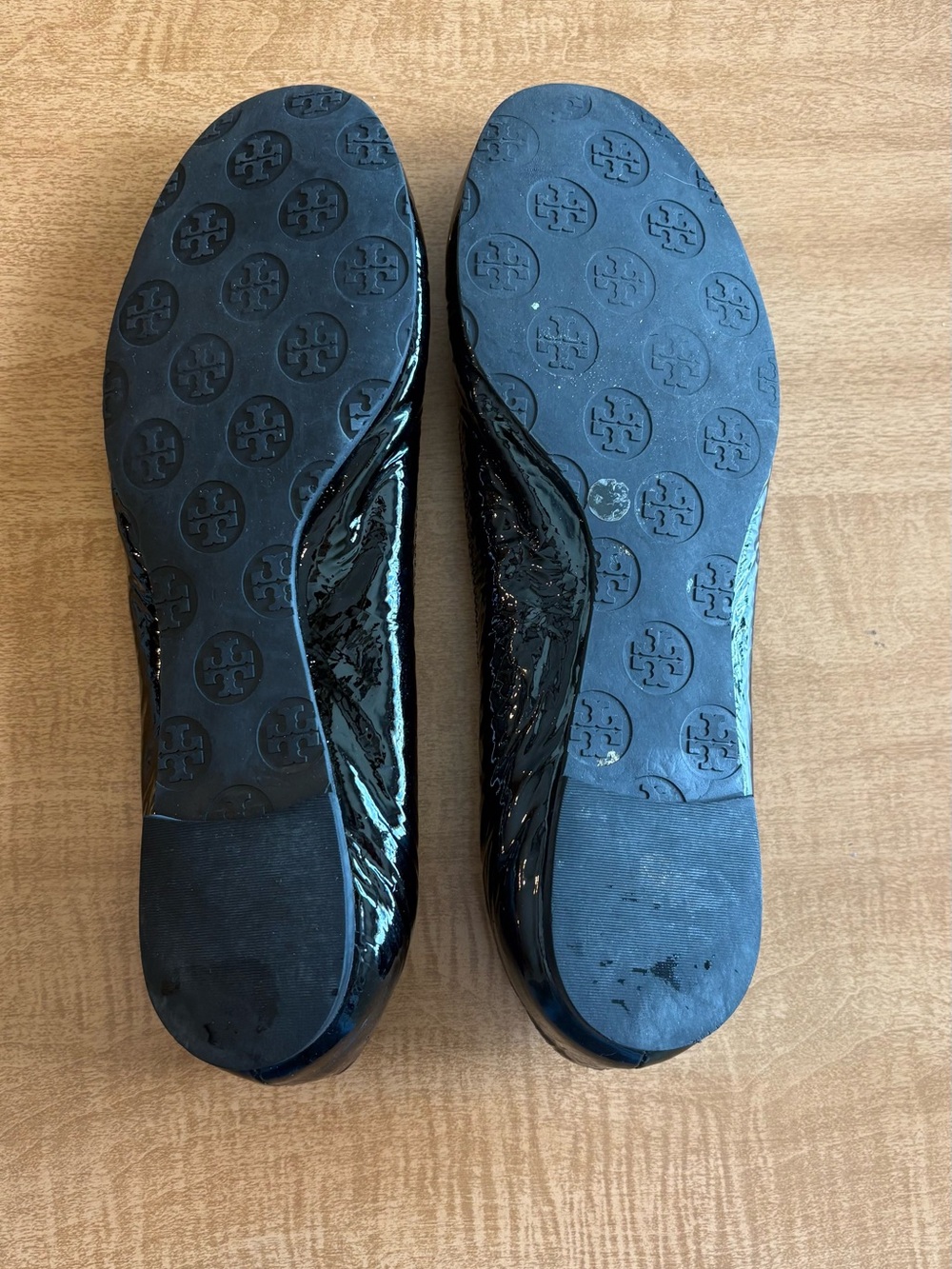 Tory Burch Black Patent Leather Logo Ballet Flats - Picture 4 of 6